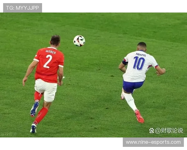 一位以单字名字闻名的足球球星他如何在赛场上创造传奇与突破