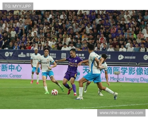 两队争锋激战足球场 谁将逆袭成就球星梦想